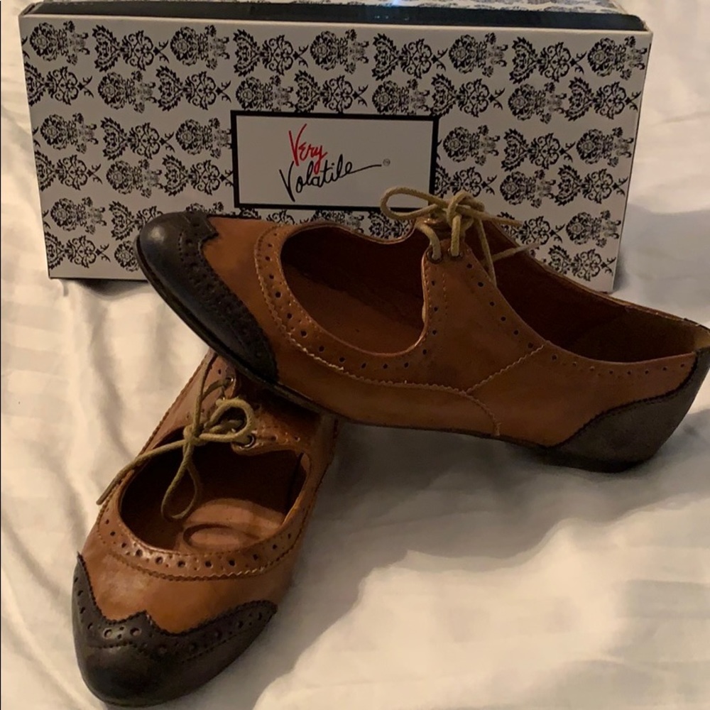 Vintage style brown flats